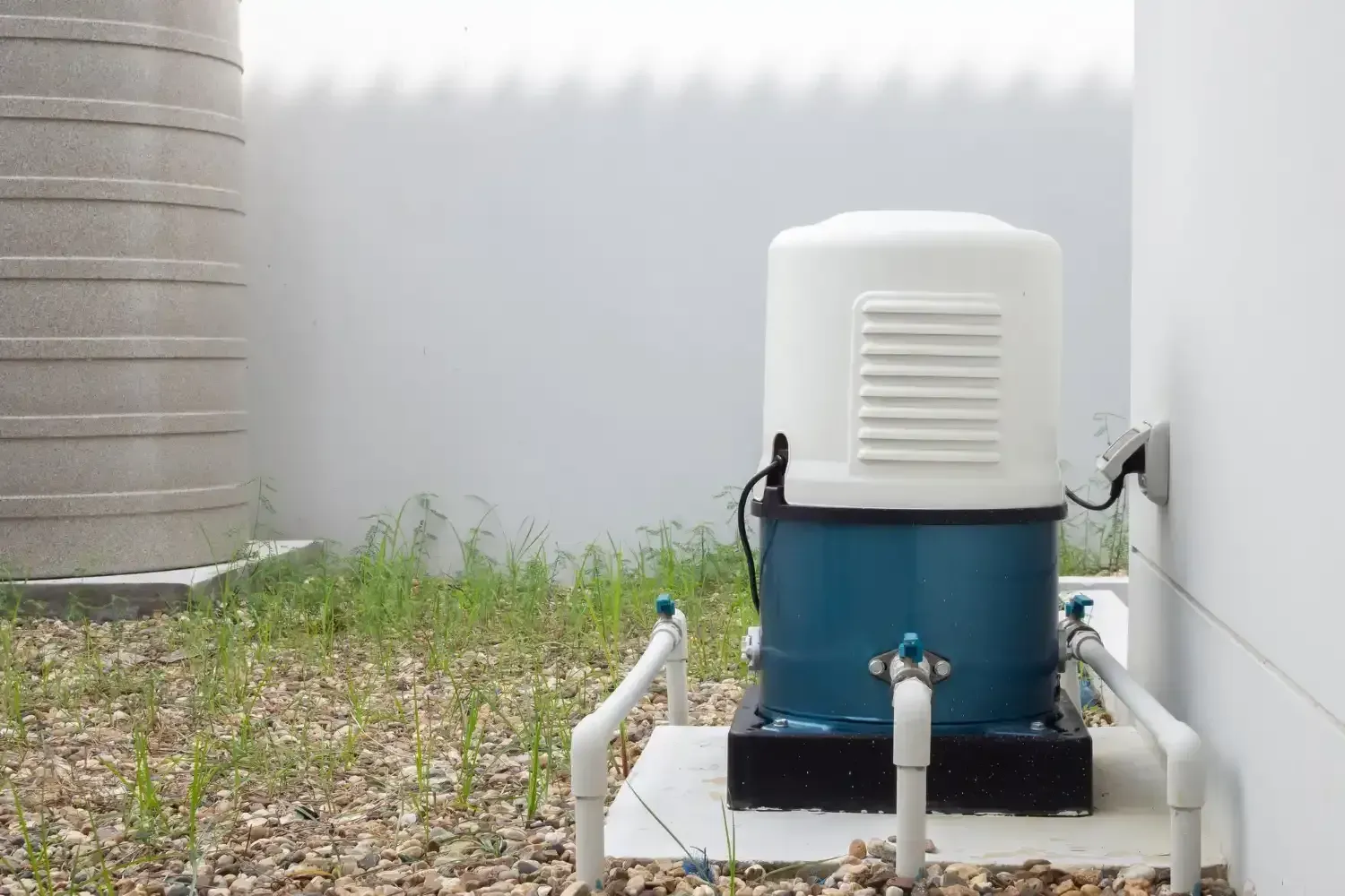 Outdoor well pump and pressure tank